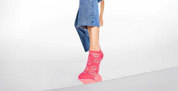 Hudson Neuheiten, neon-pink farbene Sneaker Socke mit Smileys
